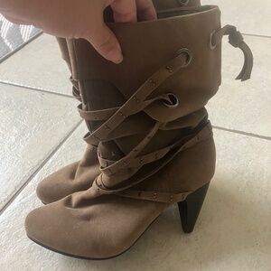 Suede brown strappy boots